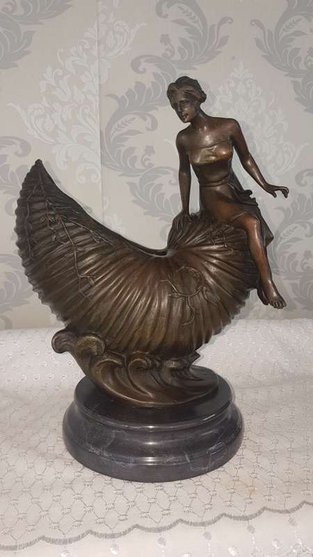 REDUCED ****Enchanting lady sitting on a sea shell Bronze 4.2kg very pretty