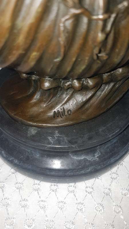 REDUCED ****Enchanting lady sitting on a sea shell Bronze 4.2kg very pretty