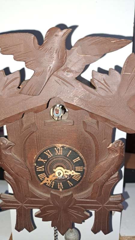 Single chain cuckoo clock ticking