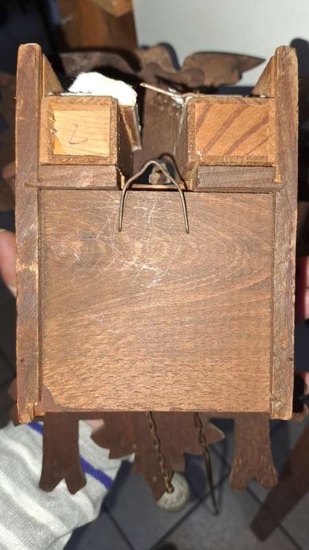 Single chain cuckoo clock ticking