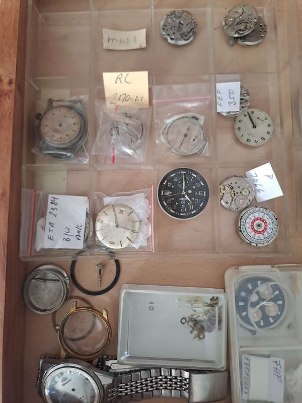 Various job lot vintage men`s watch cases and movements for spares or repairs Draw mw1