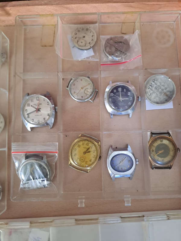 Various job lot vintage men`s watch cases and movements for spares or repairs Draw mw1