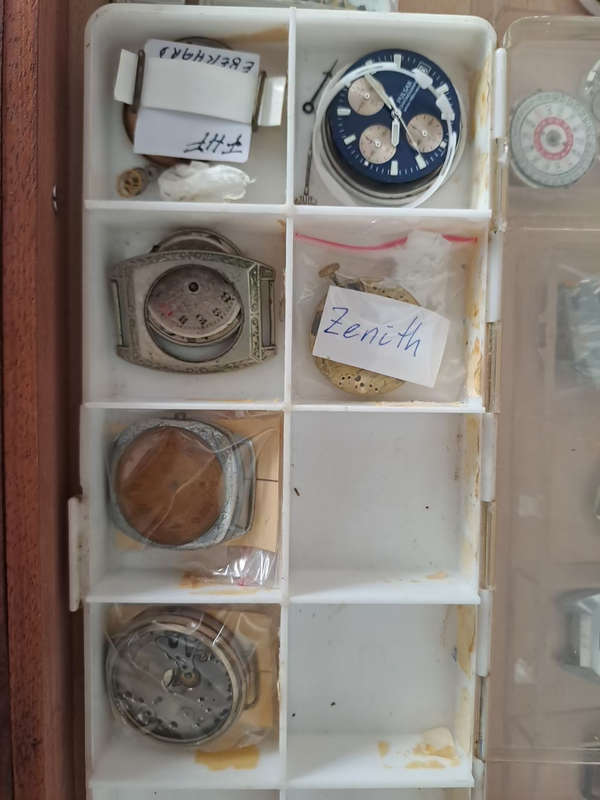 Various job lot vintage men`s watch cases and movements for spares or repairs Draw mw1