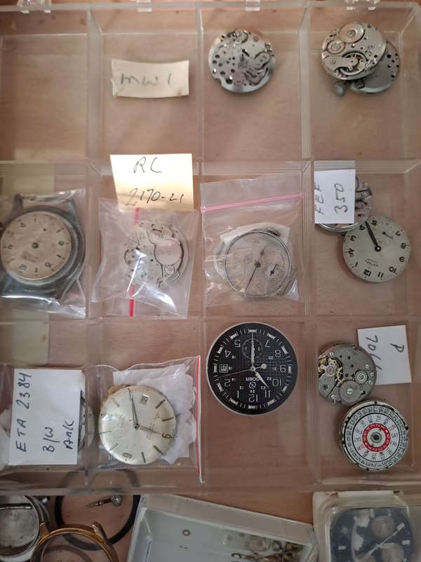 Various job lot vintage men`s watch cases and movements for spares or repairs Draw mw1