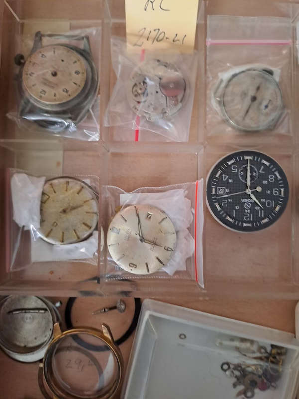 Various job lot vintage men`s watch cases and movements for spares or repairs Draw mw1