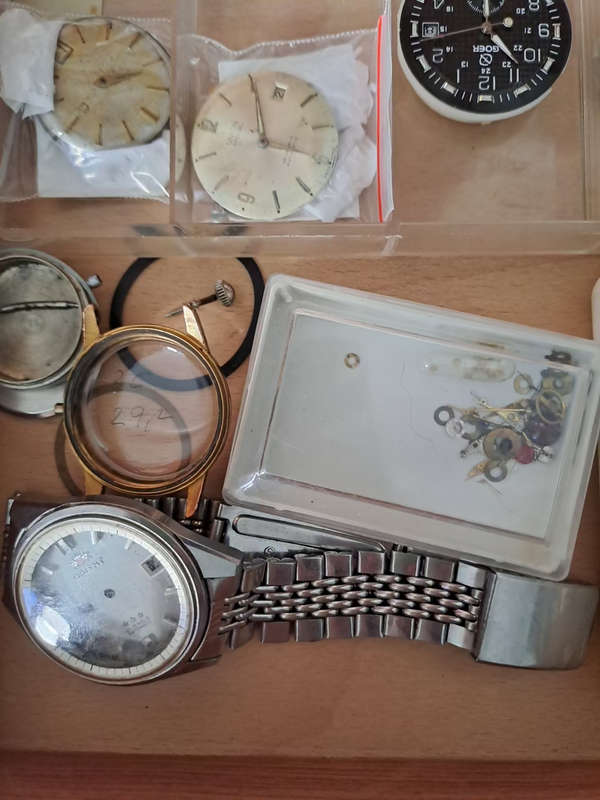 Various job lot vintage men`s watch cases and movements for spares or repairs Draw mw1