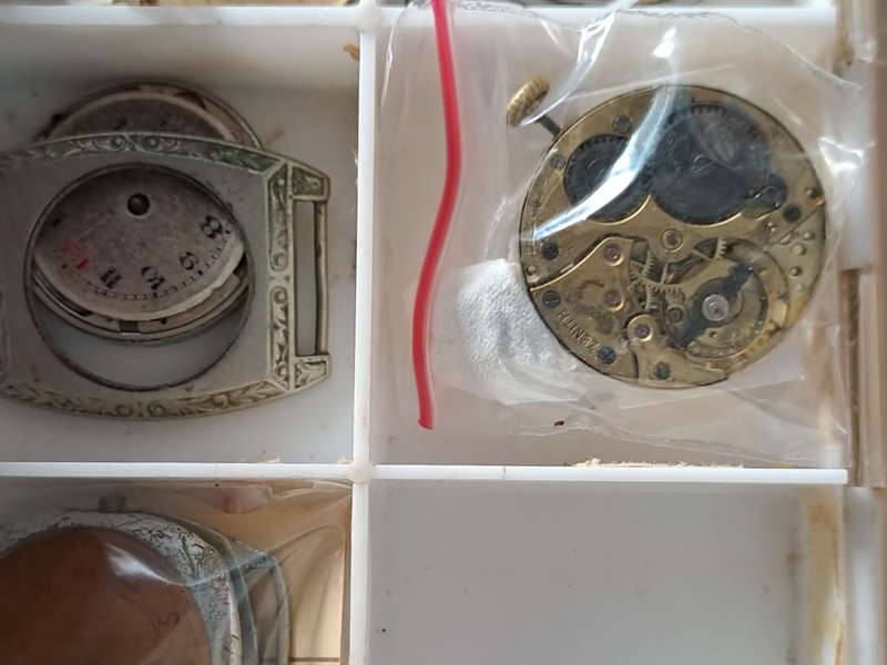 Various job lot vintage men`s watch cases and movements for spares or repairs Draw mw1
