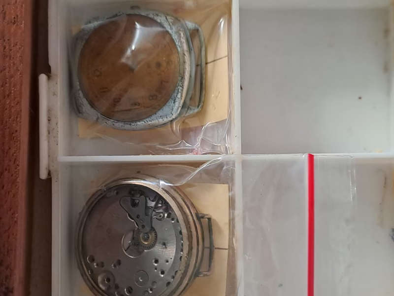 Various job lot vintage men`s watch cases and movements for spares or repairs Draw mw1