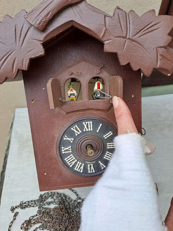 Music Cuckoo clock playing