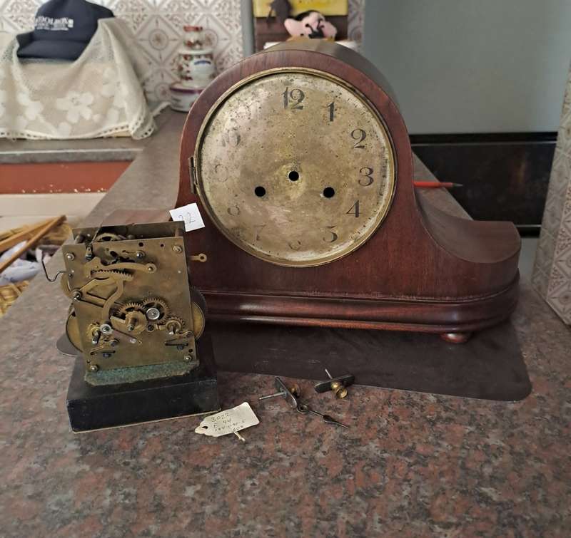 Clock movement with housing ticking