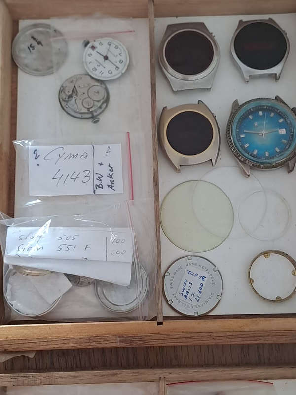 Bulk lot vintage men`s watches etc for repairs or spares