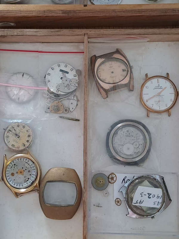 Bulk lot vintage men`s watches etc for repairs or spares