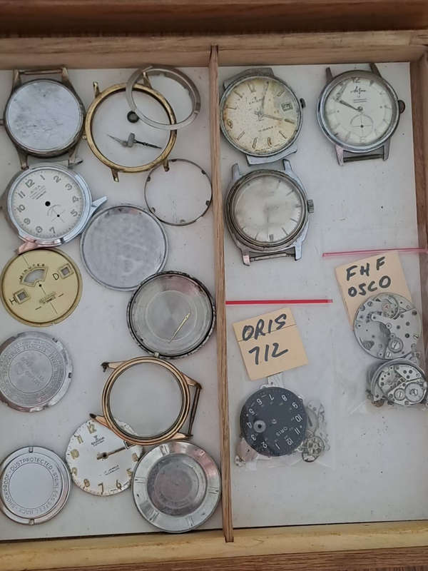 Bulk lot vintage men`s watches etc for repairs or spares