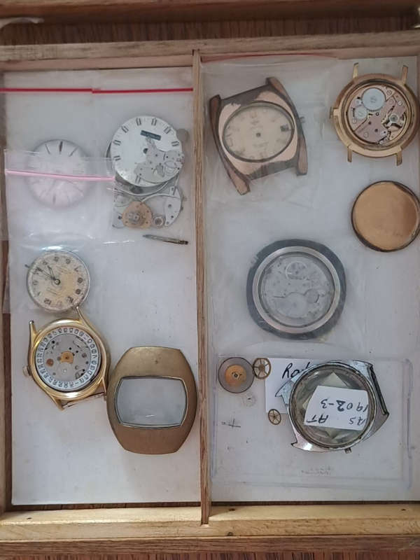 Bulk lot vintage men`s watches etc for repairs or spares