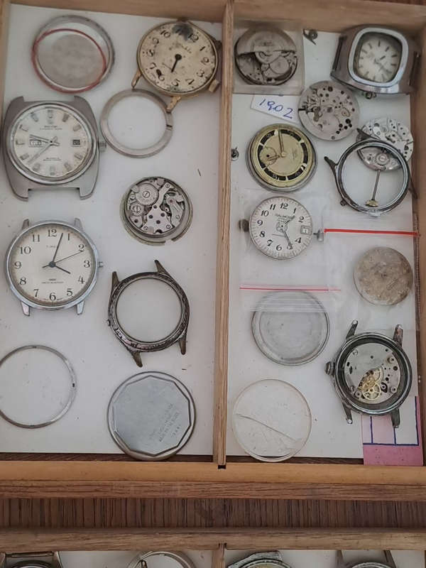 Bulk lot vintage men`s watches etc for repairs or spares