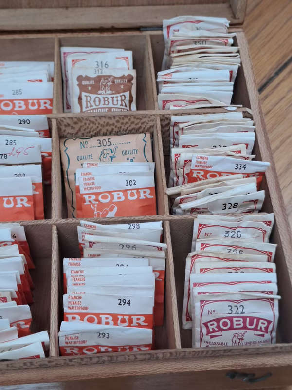 Robur box full +- 154 pce of watch glasses 144 to 380