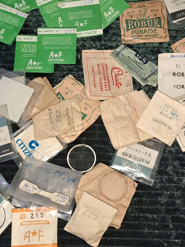 Very large selection of mineral and Plexiglas for watches