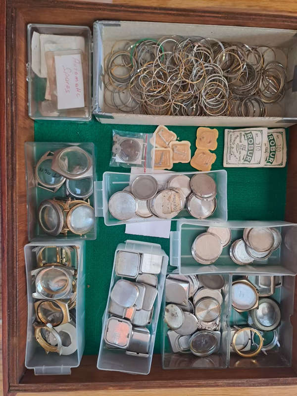 Draw 18 assorted watch spares