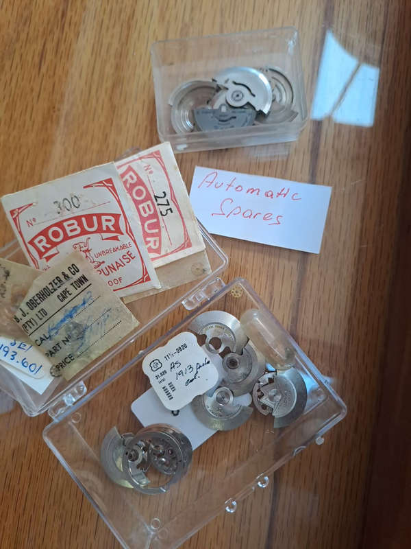 Draw 18 assorted watch spares