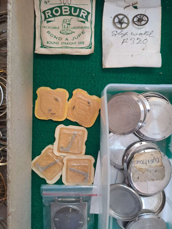 Draw 18 assorted watch spares