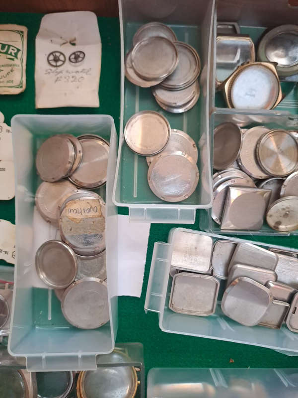 Draw 18 assorted watch spares