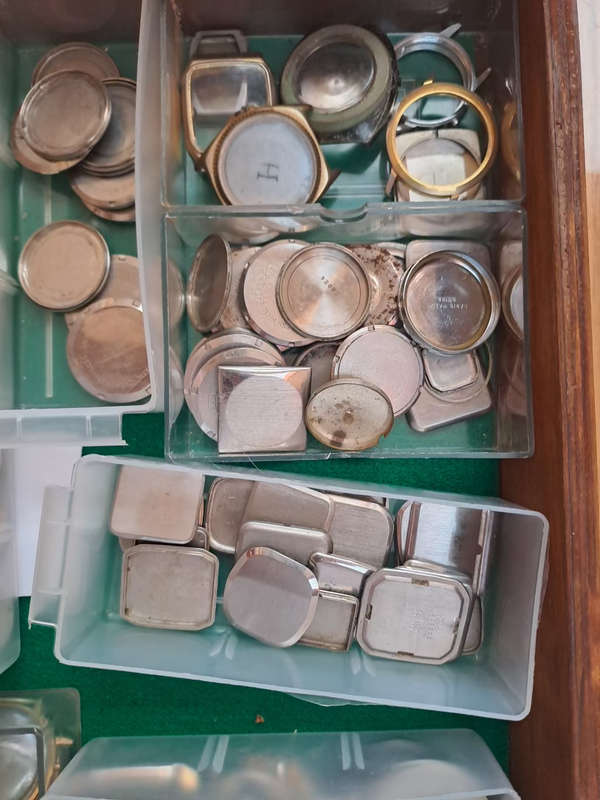 Draw 18 assorted watch spares