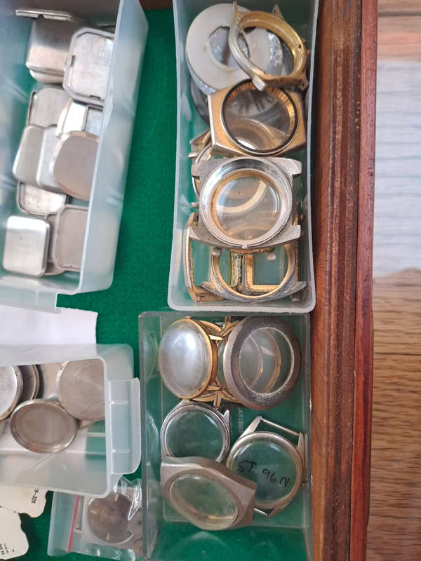 Draw 18 assorted watch spares