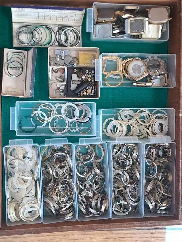 Draw 20 assorted watch spares