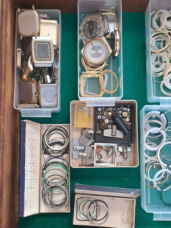 Draw 20 assorted watch spares