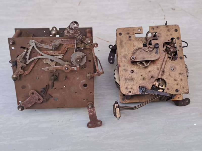 2x clock movements for spares/ repairs