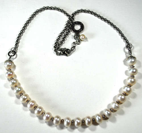 White Button freshwater pearl necklace