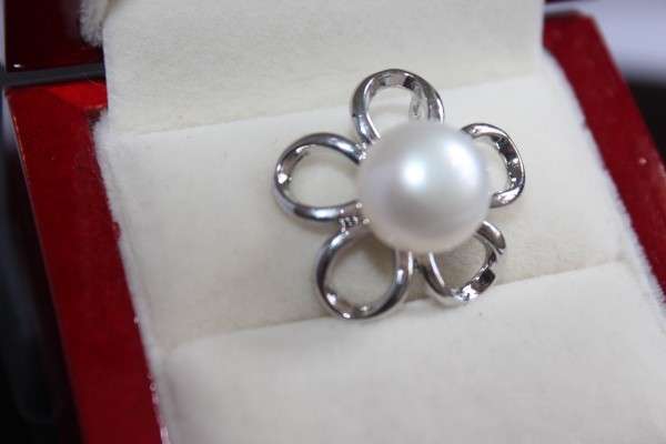 10mm REAL Pearl Pendant with Free Chain