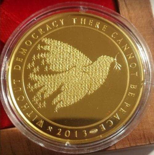 *** NELSON MANDELA DEMOCRACY PEACE MEDALLION 25 GRAM GOLD (24CT) -  ***