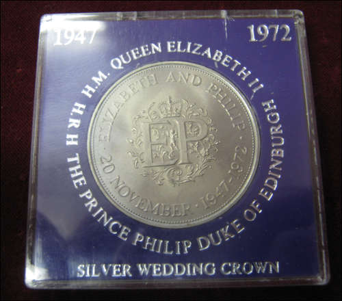 ***PRINCE PHILIP AND QUEEN ELIZABETH SILVER WEDDING CROWN IN ORIGINAL HOLDER***