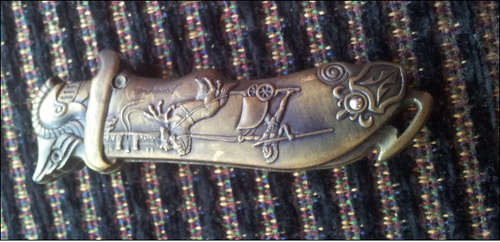 ***SMAAL KNIFE WITH A BUTTON THAT CLICS TE BLADE UP AND DOWN***