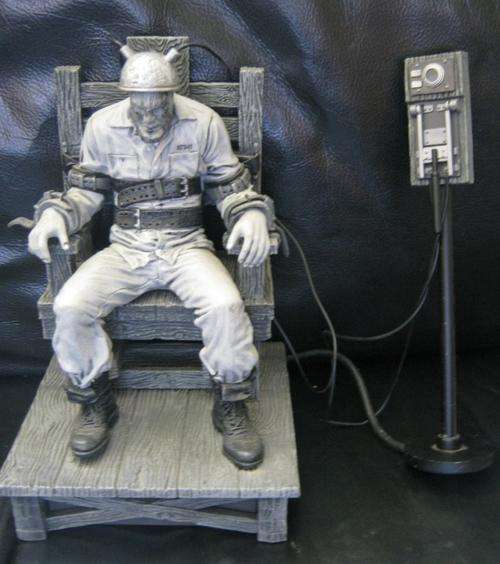 *** 2005 - SIN CITY DEATH ROW MARV IN CHAIR - APPROX 18CM WITH CHAIR - WITH SOUND EFFECT ***