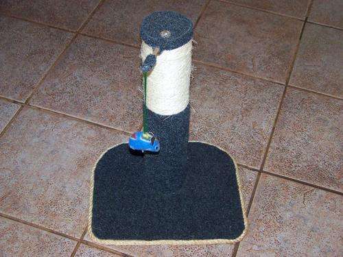 CAT SCRATCHING POST