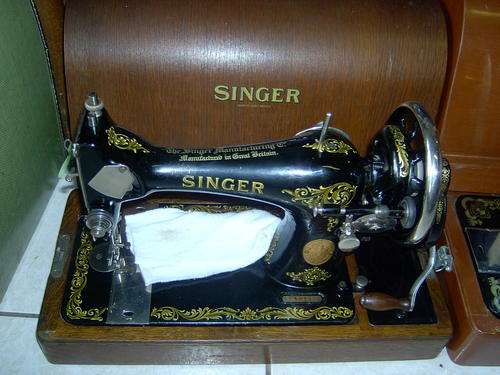SINGER SEWING MACHINE