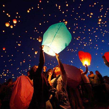 SKY LANTERNS (WHITE)
