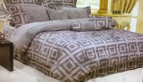 KING SIZE COMFORTER SET   (Dark grey with light grey pillows)