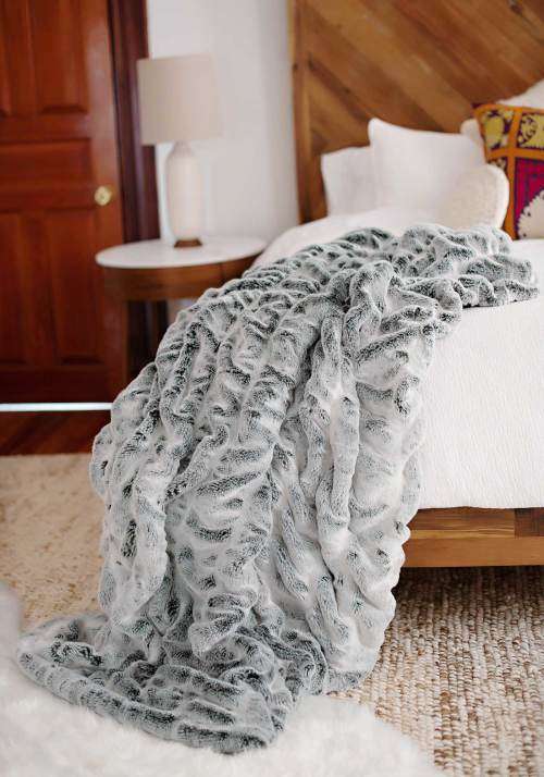 LUXURIOUS BED THROWS(light grey)