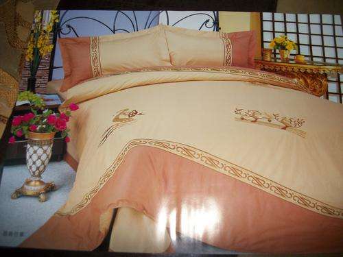 6 PIECE BEDDING SET (Range 1 = R140)