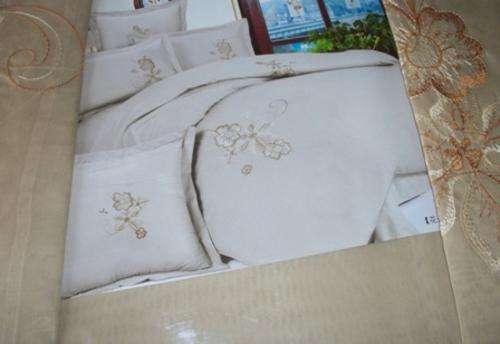 6 PIECE BEDDING SET (Range 1 = R140)