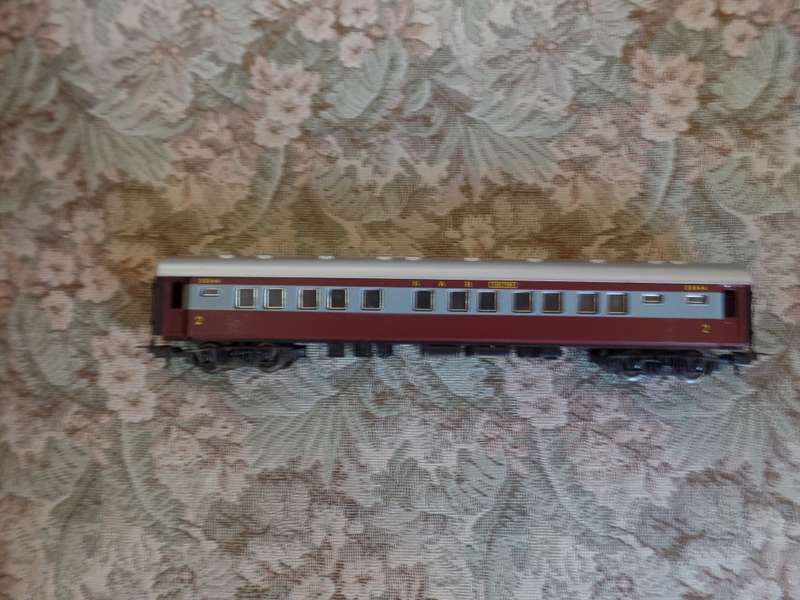 Lima 2nd class passenger coach golden series