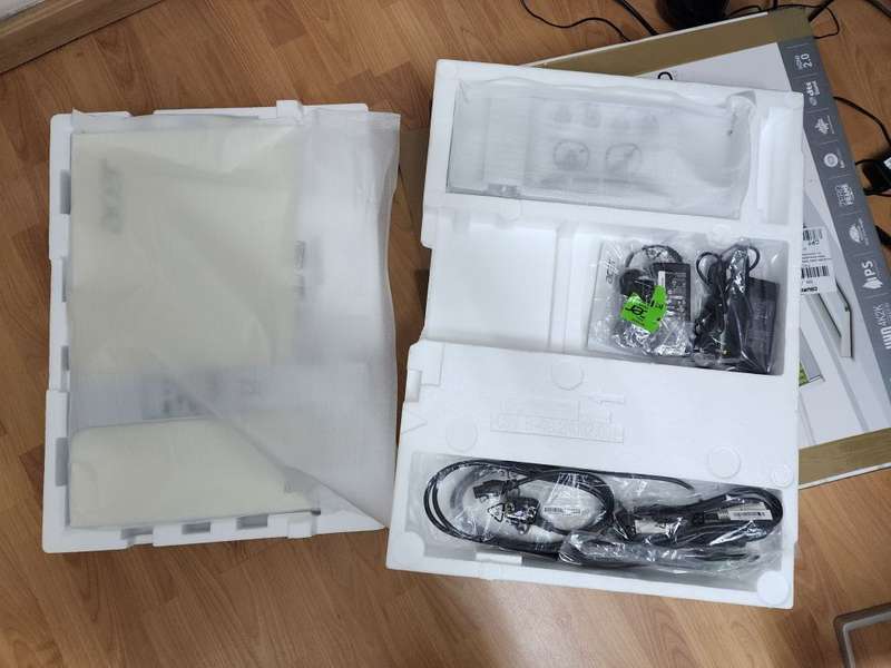 2x Acer 27` S277HK 4K UHD IPS 60Hz Monitors