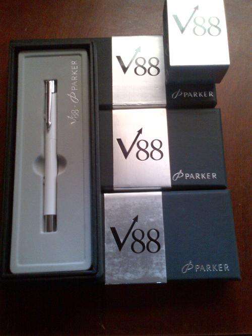 Crazy R1 Start * 4 Parker Vector V88 Pens - White Barrels in gift boxes (1 Bid)