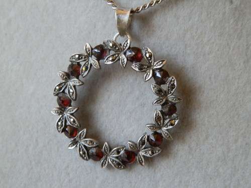 Vintage sterling silver garnet pendant and chain