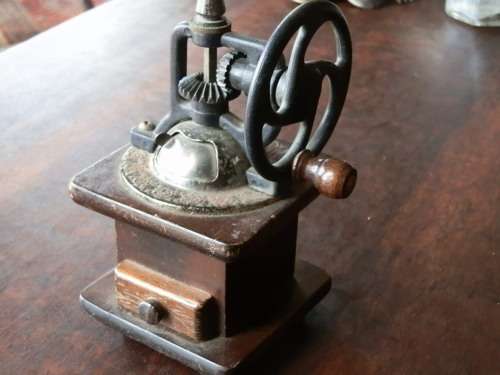Vintage pepper grinder (1)