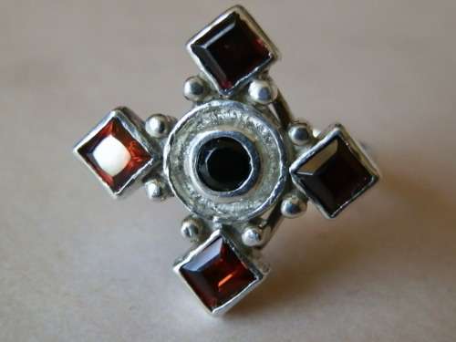 Sterling silver garnet ring, 6.6 g
