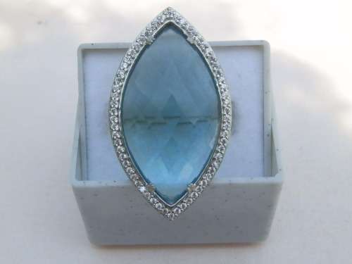 Stylish sterling silver ring with a blue stone - weight 8.4 g.